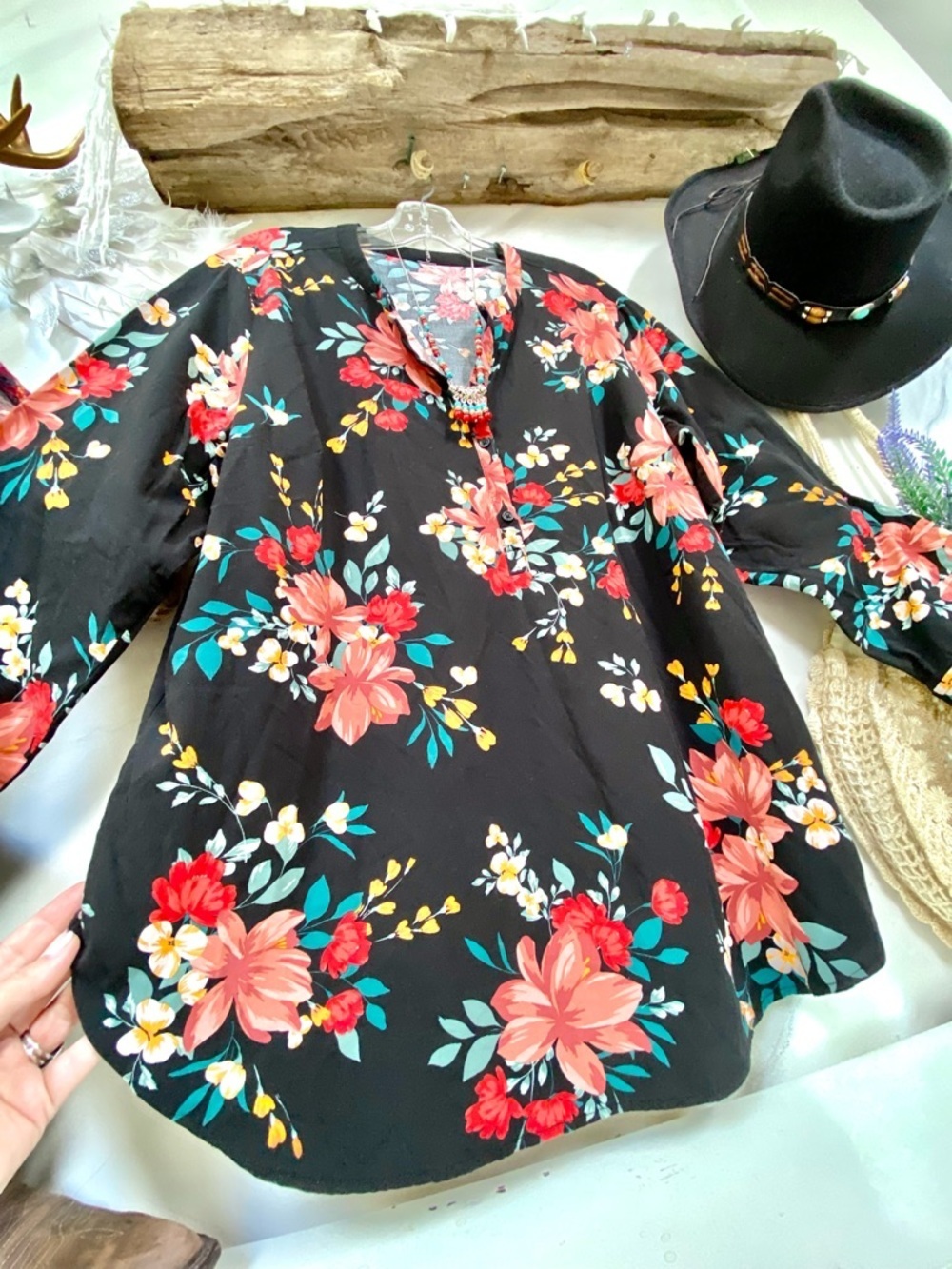 Sweet floral boho Vneck blouse w shabby chic vibe